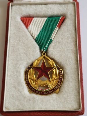 Kádár Munkás Paraszt Hatalomért 1957 kitüntetés dobozában